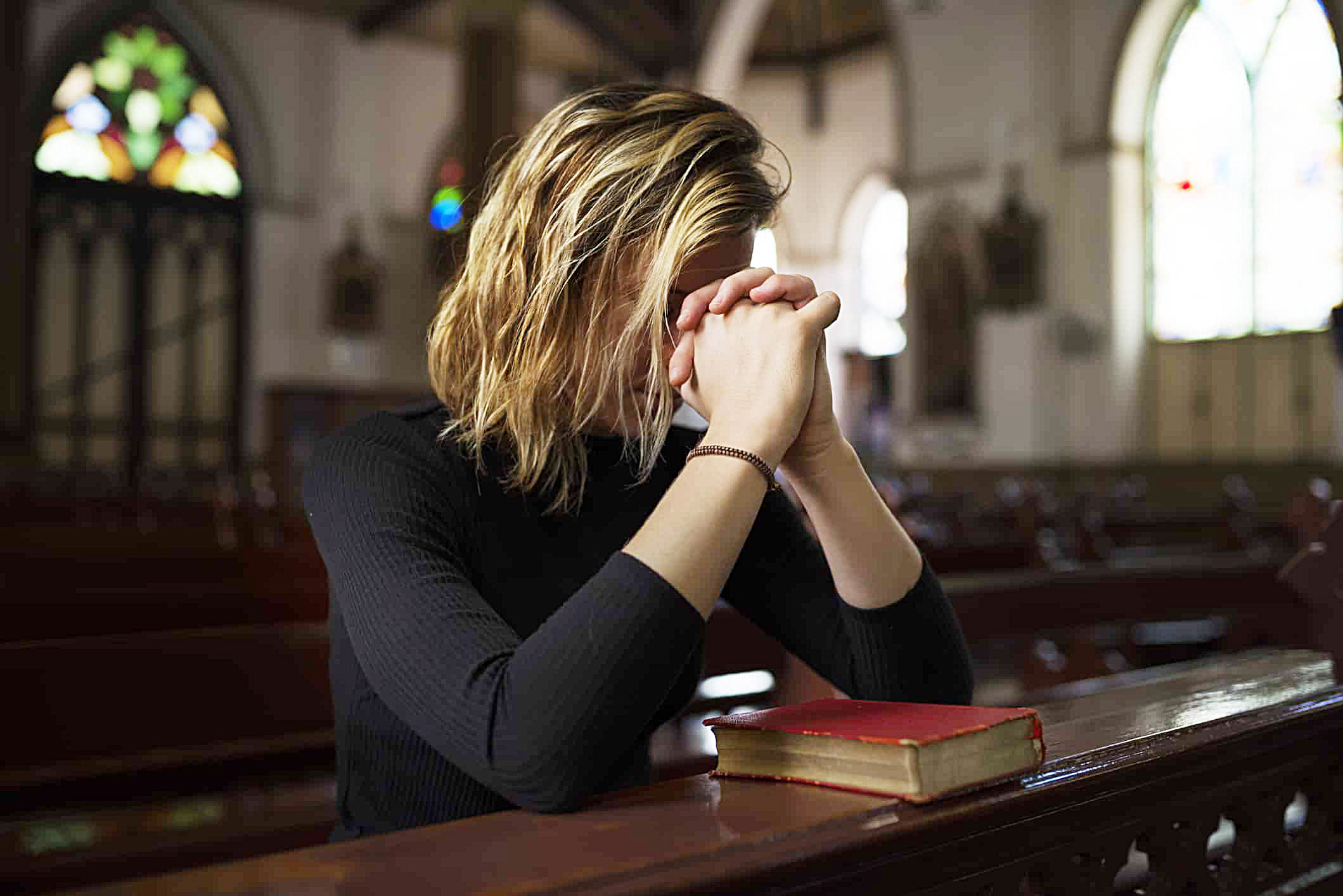 41. Bízd Istenre - lány a templomban